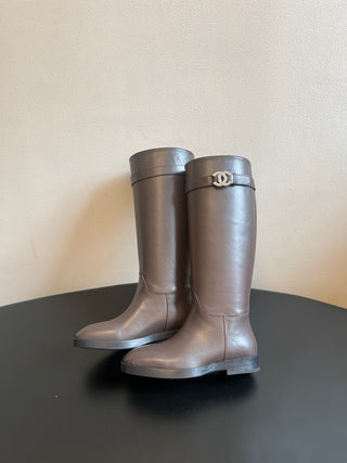 Chane*26ss Early Autumn New Collection: Metal Buckle Belt with High-Topped Boots.