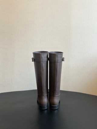 Chane*26ss Early Autumn New Collection: Metal Buckle Belt with High-Topped Boots.