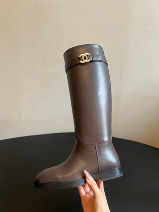 Chane*26ss Early Autumn New Collection: Metal Buckle Belt with High-Topped Boots.