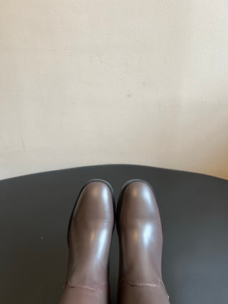 Chane*26ss Early Autumn New Collection: Metal Buckle Belt with High-Topped Boots.