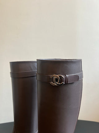Chane*26ss Early Autumn New Collection: Metal Buckle Belt with High-Topped Boots.