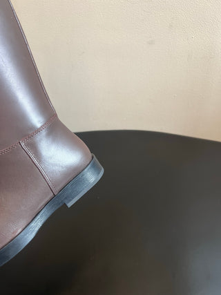 Chane*26ss Early Autumn New Collection: Metal Buckle Belt with High-Topped Boots.