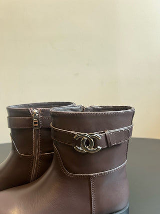 Chane*26ss Early Autumn New Collection: Metal-Clasp Leather Belt Boots
