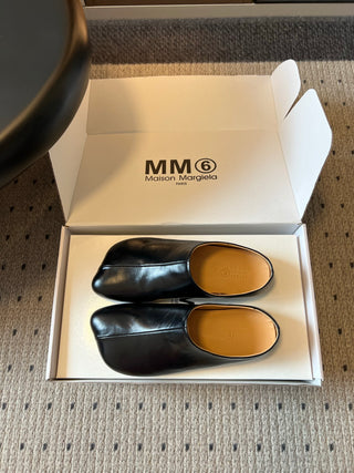 Maison Margiel*26ss early autumn new collection: headband-style Muller semi-slip-on shoes.