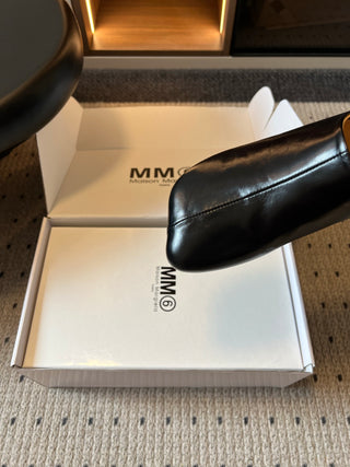 Maison Margiel*26ss early autumn new collection: headband-style Muller semi-slip-on shoes.