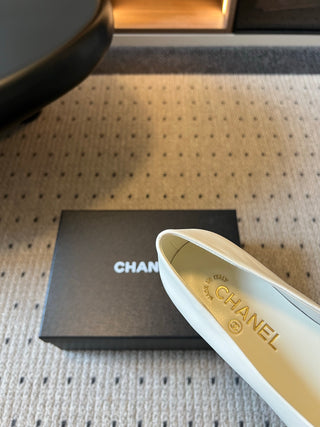 Chane*26ss Early Autumn New Collection – Color-Blocked Flat Sandals