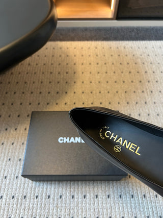 Chane*26ss Early Autumn New Collection – Color-Blocked Flat Sandals
