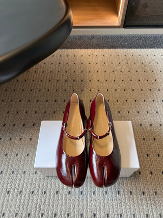 Maison Margiel*26ss Summer New Collection: Split Toe, One-Strap Mary Jane Flat Sandal