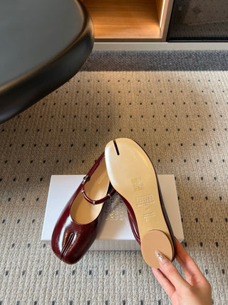 Maison Margiel*26ss Summer New Collection: Split Toe, One-Strap Mary Jane Flat Sandal