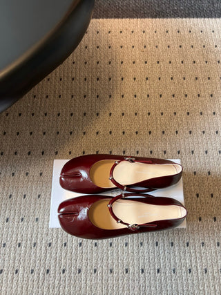 Maison Margiel*26ss Summer New Collection: Split Toe, One-Strap Mary Jane Flat Sandal