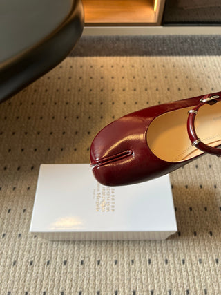 Maison Margiel*26ss Summer New Collection: Split Toe, One-Strap Mary Jane Flat Sandal
