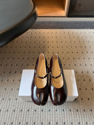 Maison Margiel*26ss Summer New Collection: Split Toe, One-Strap Mary Jane Flat Sandal