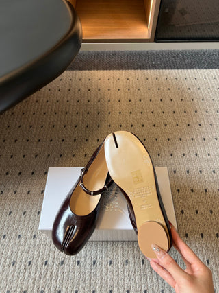 Maison Margiel*26ss Summer New Collection: Split Toe, One-Strap Mary Jane Flat Sandal