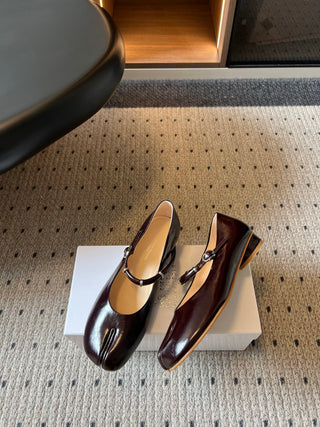 Maison Margiel*26ss Summer New Collection: Split Toe, One-Strap Mary Jane Flat Sandal