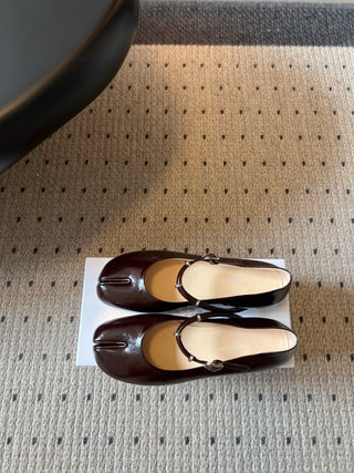 Maison Margiel*26ss Summer New Collection: Split Toe, One-Strap Mary Jane Flat Sandal