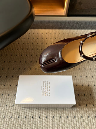 Maison Margiel*26ss Summer New Collection: Split Toe, One-Strap Mary Jane Flat Sandal