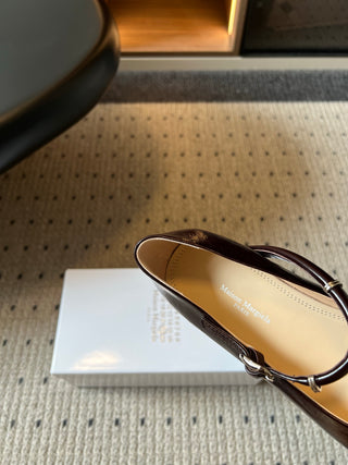 Maison Margiel*26ss Summer New Collection: Split Toe, One-Strap Mary Jane Flat Sandal