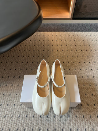 Maison Margiel*26ss Summer New Collection: Split Toe, One-Strap Mary Jane Flat Sandal