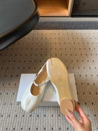 Maison Margiel*26ss Summer New Collection: Split Toe, One-Strap Mary Jane Flat Sandal
