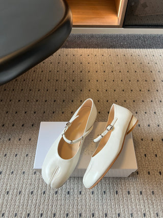 Maison Margiel*26ss Summer New Collection: Split Toe, One-Strap Mary Jane Flat Sandal