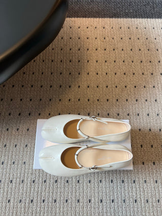 Maison Margiel*26ss Summer New Collection: Split Toe, One-Strap Mary Jane Flat Sandal