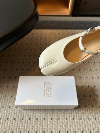 Maison Margiel*26ss Summer New Collection: Split Toe, One-Strap Mary Jane Flat Sandal
