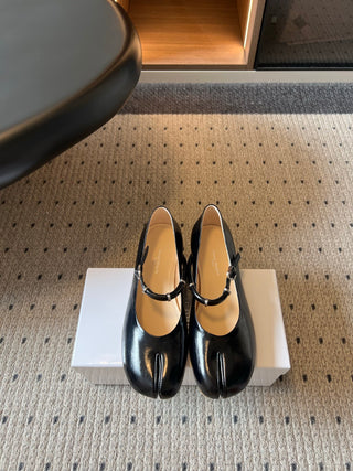 Maison Margiel*26ss Summer New Collection: Split Toe, One-Strap Mary Jane Flat Sandal