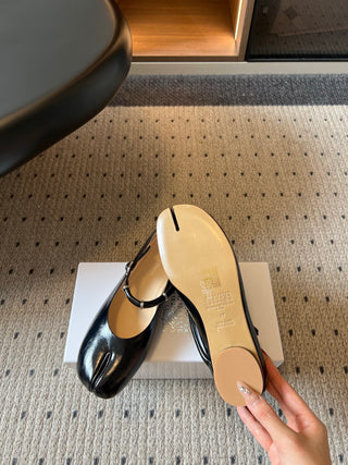 Maison Margiel*26ss Summer New Collection: Split Toe, One-Strap Mary Jane Flat Sandal