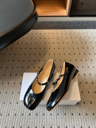 Maison Margiel*26ss Summer New Collection: Split Toe, One-Strap Mary Jane Flat Sandal