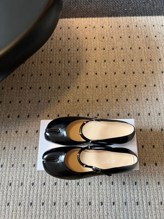 Maison Margiel*26ss Summer New Collection: Split Toe, One-Strap Mary Jane Flat Sandal