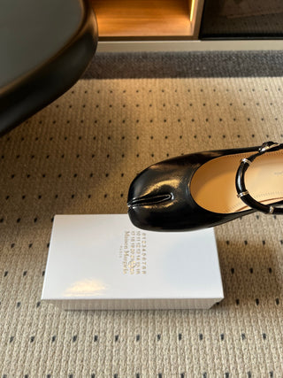 Maison Margiel*26ss Summer New Collection: Split Toe, One-Strap Mary Jane Flat Sandal