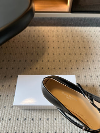 Maison Margiel*26ss Summer New Collection: Split Toe, One-Strap Mary Jane Flat Sandal
