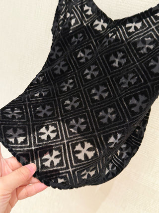 Chrome Hearts26 New Model: Cross-Stitch Embroidered Velvet Shoulder Shawl.