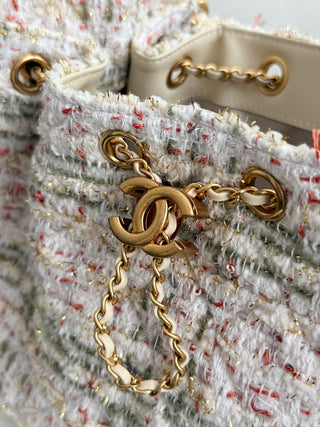 CHANEL 25 Bag with drawstring, bucket style, Hobo, white wool.