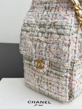 CHANEL 25 Bag with drawstring, bucket style, Hobo, white wool.