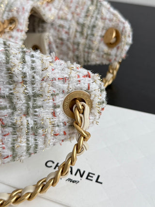 CHANEL 25 Bag with drawstring, bucket style, Hobo, white wool.