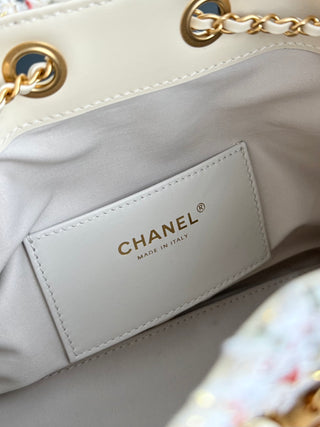 CHANEL 25 Bag with drawstring, bucket style, Hobo, white wool.