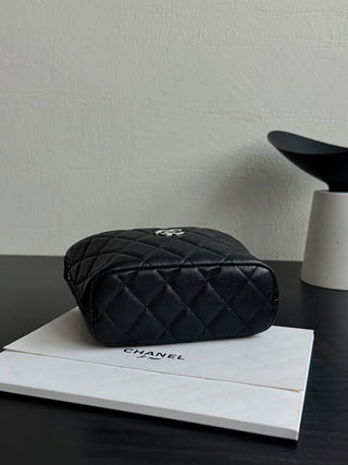 CHANEL 25B Star⭐ The lunch box bag is black.